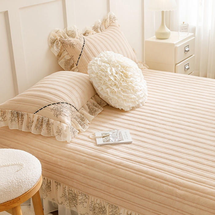 91家纺网 家纺一手货源 找家纺 胜权家纺 2024新款小香风牛奶绒夹棉单品床盖-芭莎系列 芭莎-米