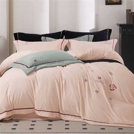 91家纺网 家纺一手货源 找家纺 （总）2024新款高克重牛奶绒绣花四件套-奥黛丽