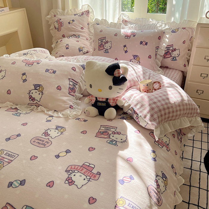 91家纺网 家纺一手货源 找家纺 三朵家纺 2024新款高克重加厚保暖牛奶绒三丽鸥花边四件套 花边-乐园KT