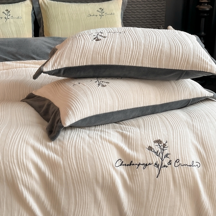 91家纺网 家纺一手货源 找家纺 （总）子曰 2025新款230g全消光轻奢牛奶绒立体雕花刺绣四件套-丽莎