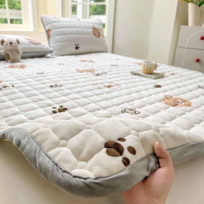 91家纺网 家纺一手货源 找家纺 2024新款牛奶绒床垫保暖床褥子夹棉加厚印花床护垫大床图 熊的脚印