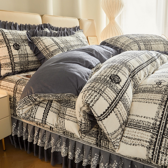 91家纺网 家纺一手货源 找家纺 艾裙海 2025新款高克重加厚保暖A类牛奶绒夹棉床盖系列四件套 爱的格调