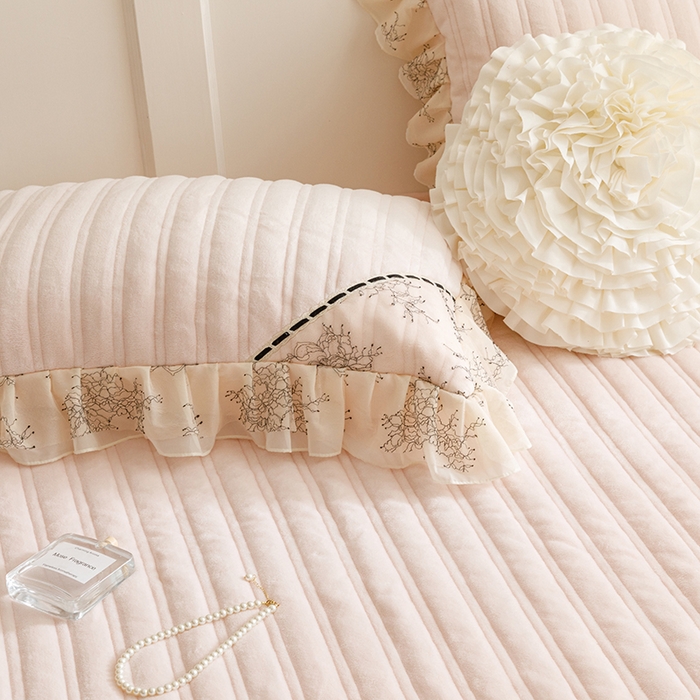 91家纺网 家纺一手货源 找家纺 （总）胜权家纺 2024新款小香风牛奶绒夹棉单品床盖-芭莎系列