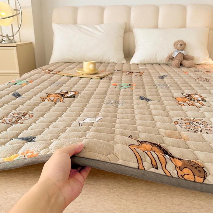 91家纺网 家纺一手货源 找家纺 丽诺床垫 2023新款抗菌防螨牛奶绒床护垫 林间小鹿