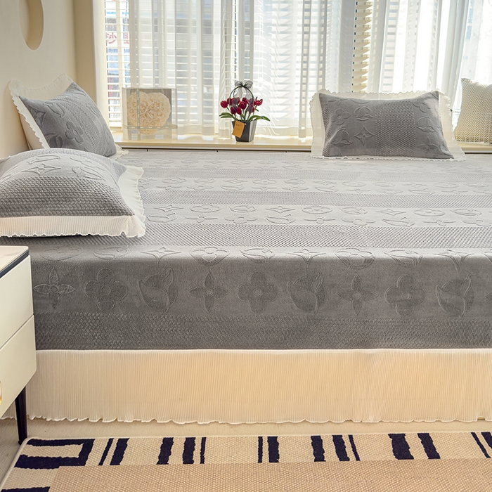 91家纺网 家纺一手货源 找家纺 冬然家纺 2024新款雕花绒榻榻米床盖赫本灰