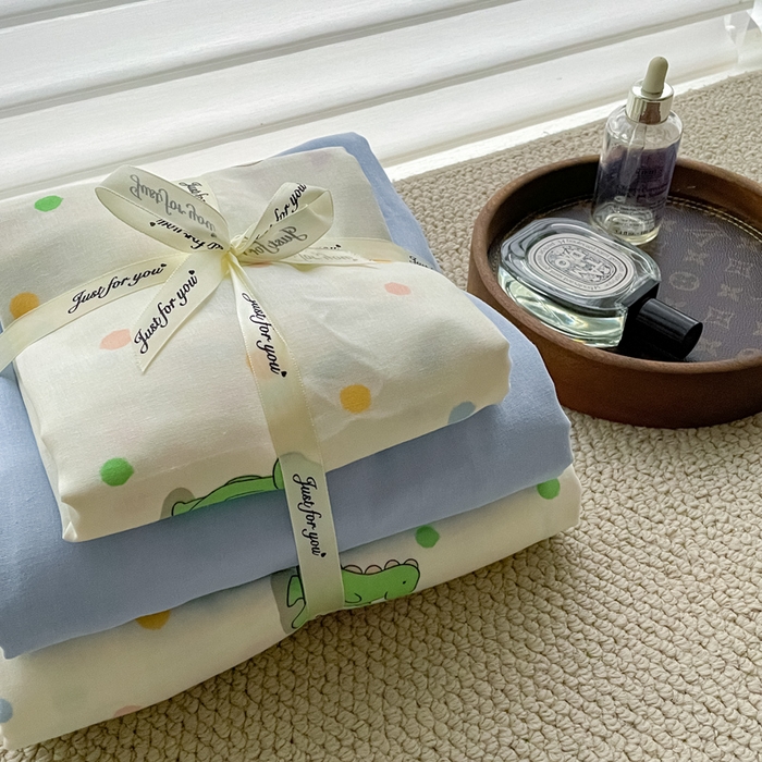 91家纺网 家纺一手货源 找家纺 一比一家纺 2025新款全棉母婴级抗菌有氧全棉双层纱亲肤全棉小清新印花三件套四件套 恐龙派对