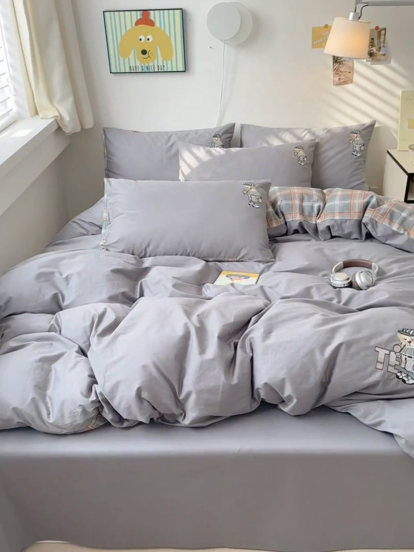 91家纺网 家纺一手货源 找家纺 优悦生活馆 2025新款全棉亲肤刺绣成人款四件套-小熊 小熊-深灰