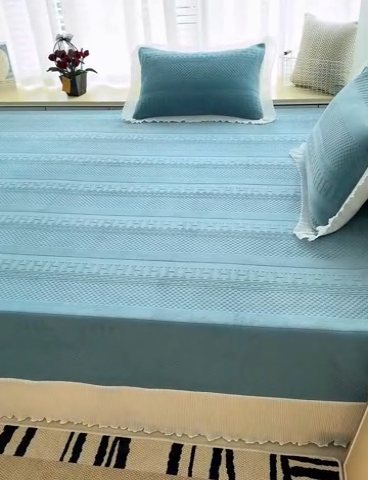 91家纺网 家纺一手货源 找家纺 冬然家纺 2024新款雕花绒榻榻米床盖H深海蓝