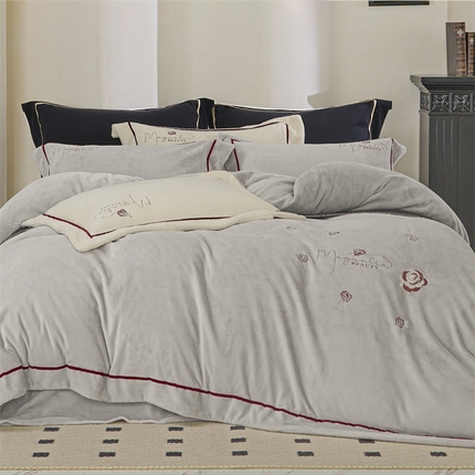 91家纺网 家纺一手货源 找家纺 （总）2024新款高克重牛奶绒绣花四件套-奥黛丽