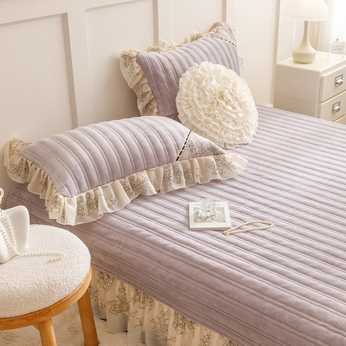 91家纺网 家纺一手货源 找家纺 胜权家纺 2024新款小香风牛奶绒夹棉单品床盖-芭莎系列 芭莎-紫