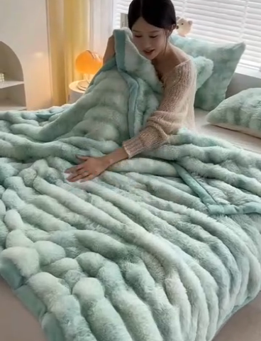 91家纺网 家纺一手货源 找家纺 芸锦豪 2024新款双面波斯绒罗马柱毛毯 炫彩绿