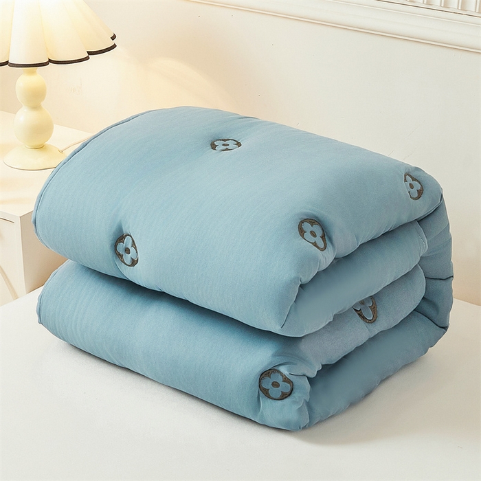 91家纺网 家纺一手货源 找家纺 2025新款A类水洗棉大豆刺绣床笠 四叶草-深海蓝