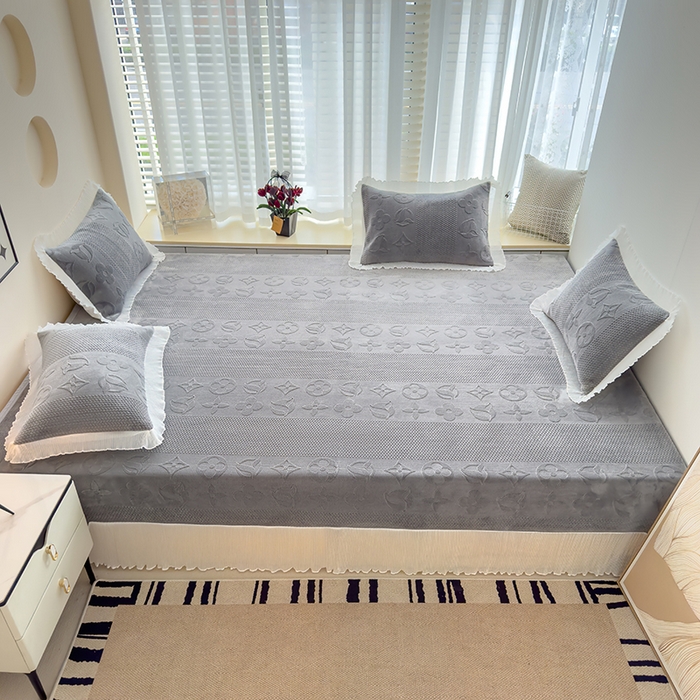 91家纺网 家纺一手货源 找家纺 冬然家纺 2024新款雕花绒榻榻米床盖赫本灰