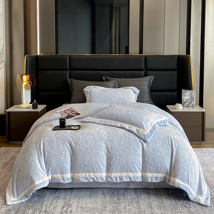 91家纺网 家纺一手货源 找家纺 2025新款秋冬AB版250克全消光立体雕花烂花牛奶绒双拼角四件套-璀璨烟花 璀璨烟花-浅天蓝