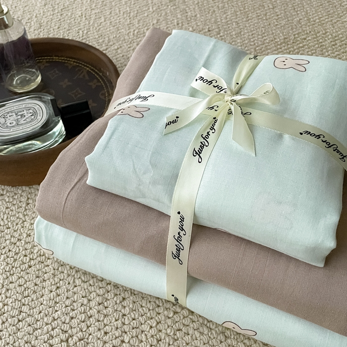 91家纺网 家纺一手货源 找家纺 一比一家纺 2025新款全棉母婴级抗菌有氧全棉双层纱亲肤全棉小清新印花三件套四件套 彼得兔