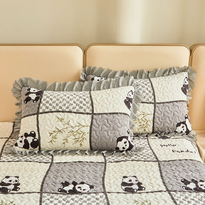 91家纺网 家纺一手货源 找家纺 艾裙海 2025新款高克重加厚保暖A类牛奶绒夹棉床盖系列四件套 熊猫皮皮