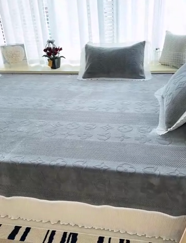 91家纺网 家纺一手货源 找家纺 冬然家纺 2024新款雕花绒榻榻米床盖赫本灰