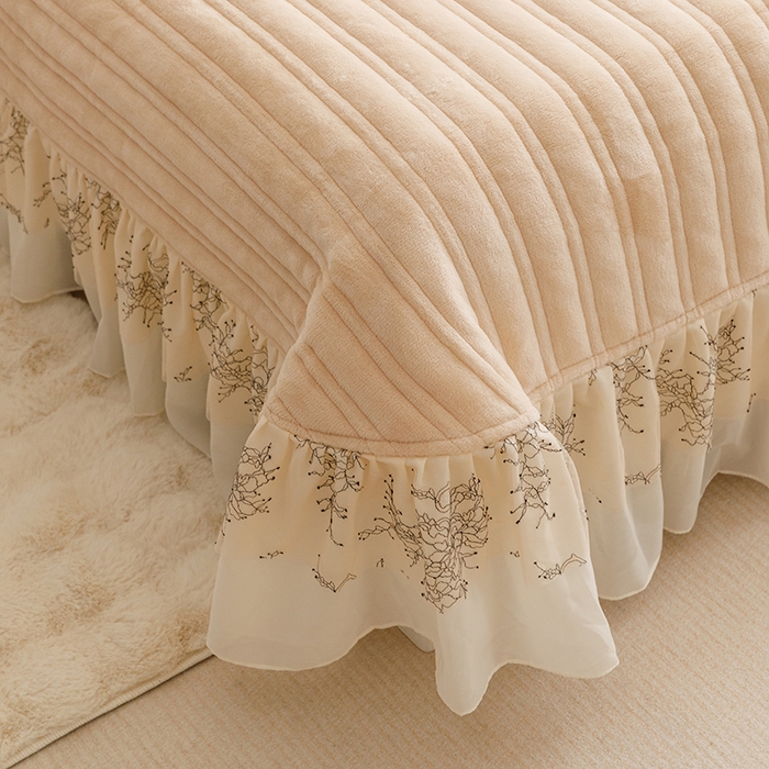 91家纺网 家纺一手货源 找家纺 胜权家纺 2024新款小香风牛奶绒夹棉单品床盖-芭莎系列 芭莎-米