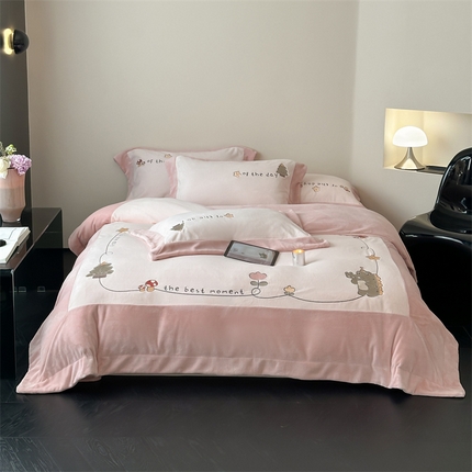 91家纺网 家纺一手货源 找家纺 （总）2024新款高克重牛奶绒刺绣四件套-萌龙园