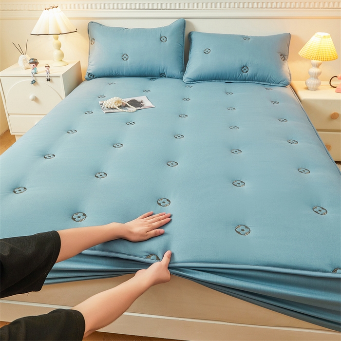 91家纺网 家纺一手货源 找家纺 2025新款A类水洗棉大豆刺绣床笠 四叶草-深海蓝