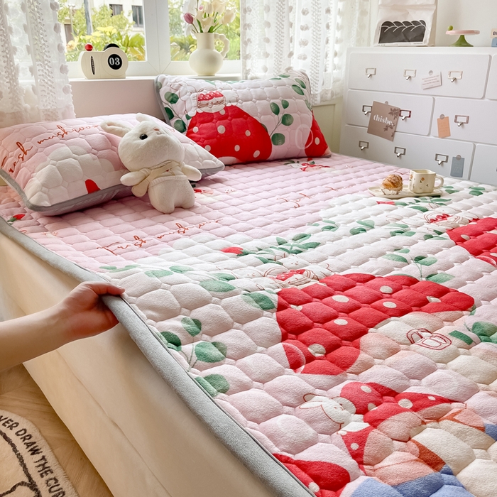 91家纺网 家纺一手货源 找家纺 2024新款牛奶绒床垫保暖床褥子夹棉加厚印花床护垫大床图 蘑菇小兔