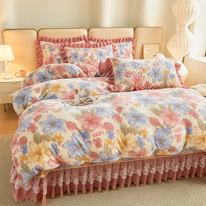 91家纺网 家纺一手货源 找家纺 艾裙海 2025新款高克重加厚保暖A类牛奶绒夹棉床盖系列四件套 花开物语