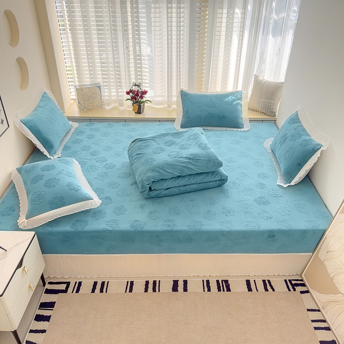 91家纺网 家纺一手货源 找家纺 冬然家纺 2024新款雕花绒榻榻米床盖玫瑰湖蓝