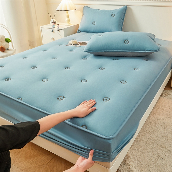 91家纺网 家纺一手货源 找家纺 2025新款A类水洗棉大豆刺绣床笠 四叶草-深海蓝