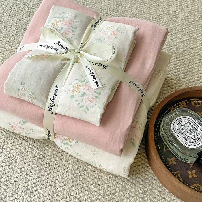 91家纺网 家纺一手货源 找家纺 一比一家纺 2025新款全棉母婴级抗菌有氧全棉双层纱亲肤全棉小清新印花三件套四件套 松子小姐-粉