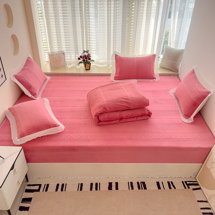 91家纺网 家纺一手货源 找家纺 冬然家纺 2024新款雕花绒榻榻米床盖玫瑰粉