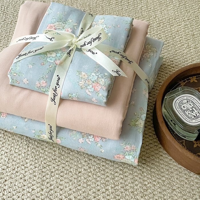 91家纺网 家纺一手货源 找家纺 一比一家纺 2025新款全棉母婴级抗菌有氧全棉双层纱亲肤全棉小清新印花三件套四件套 小苍兰