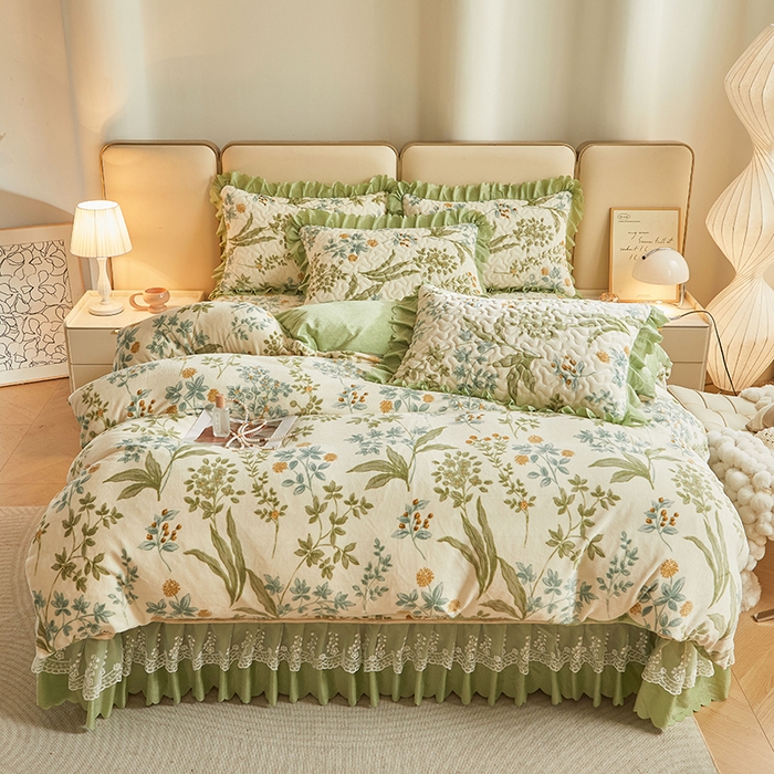 91家纺网 家纺一手货源 找家纺 艾裙海 2025新款高克重加厚保暖A类牛奶绒夹棉床盖系列四件套 花香叶柔