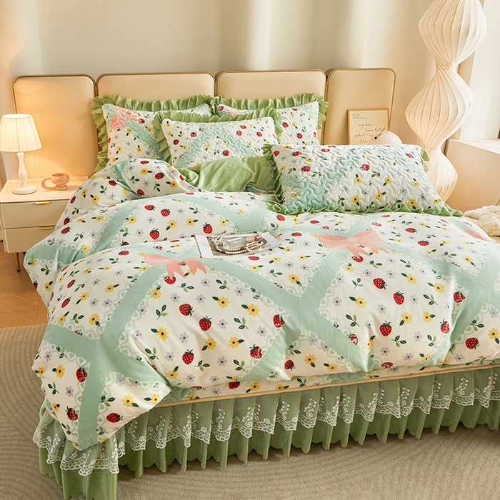 91家纺网 家纺一手货源 找家纺 艾裙海 2025新款高克重加厚保暖A类牛奶绒夹棉床盖系列四件套 甜心草莓