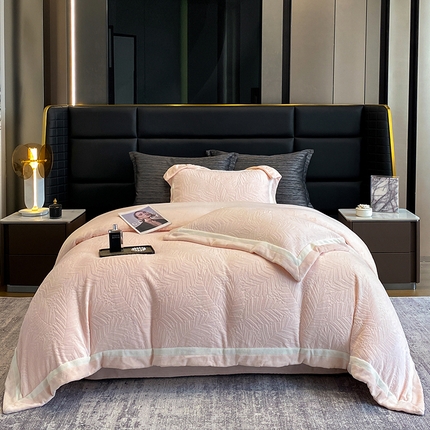 91家纺网 家纺一手货源 找家纺 2025新款秋冬AB版250克全消光立体雕花烂花牛奶绒双拼角四件套-一叶知秋 一叶知秋 白桃粉