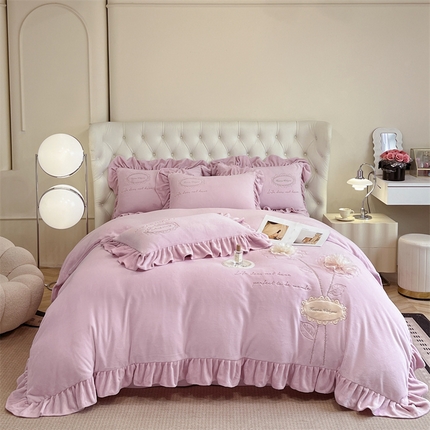 91家纺网 家纺一手货源 找家纺 爱家（原缔乐家纺） 2024新款A类高克重牛奶绒立体花刺绣四件套-陌上花开 陌上花开-梦幻紫