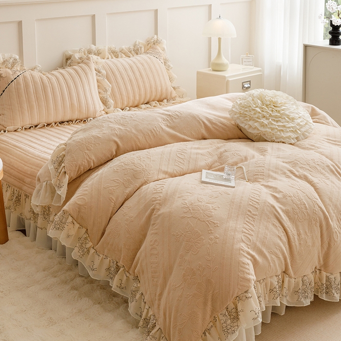 91家纺网 家纺一手货源 找家纺 胜权家纺 2024新款小香风牛奶绒夹棉床盖四件套-芭莎系列 芭莎-米