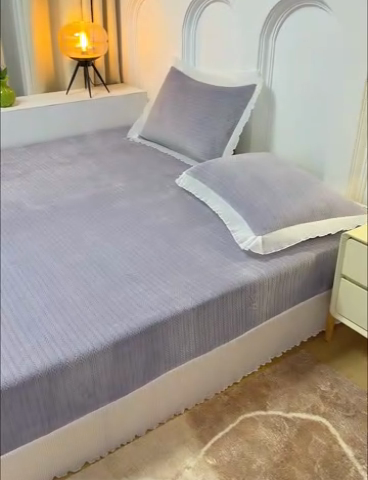 91家纺网 家纺一手货源 找家纺 冬然家纺 2024新款雕花绒榻榻米床盖小麦穗灰紫