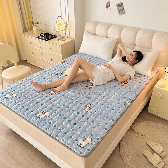 91家纺网 家纺一手货源 找家纺 丽诺床垫 2023新款抗菌防螨牛奶绒床护垫 森林乐园