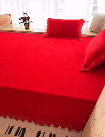 91家纺网 家纺一手货源 找家纺 冬然家纺 2024新款雕花绒榻榻米床盖喜庆玫瑰大红