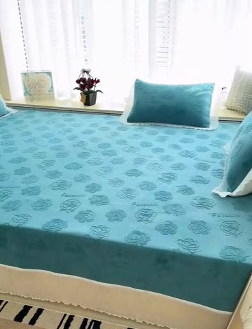 91家纺网 家纺一手货源 找家纺 冬然家纺 2024新款雕花绒榻榻米床盖玫瑰湖蓝