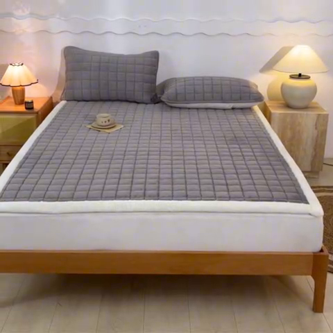 91家纺网 家纺一手货源 找家纺 鑫钰 2024秋冬新款加厚牛奶绒床垫床褥床护垫 暖格-紫灰