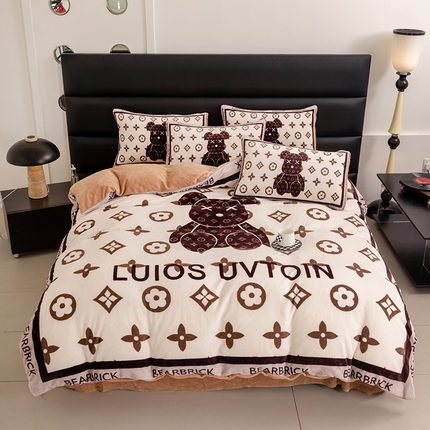 91家纺网 家纺一手货源 找家纺 色鬼布艺 2024新款高克重牛奶绒大版印花四件套 熊仔咖