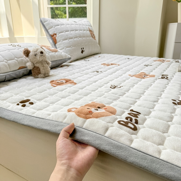 91家纺网 家纺一手货源 找家纺 2024新款牛奶绒床垫保暖床褥子夹棉加厚印花床护垫大床图 熊的脚印