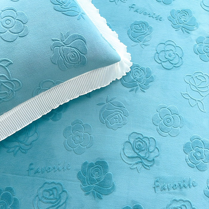 91家纺网 家纺一手货源 找家纺 冬然家纺 2024新款雕花绒榻榻米床盖玫瑰湖蓝