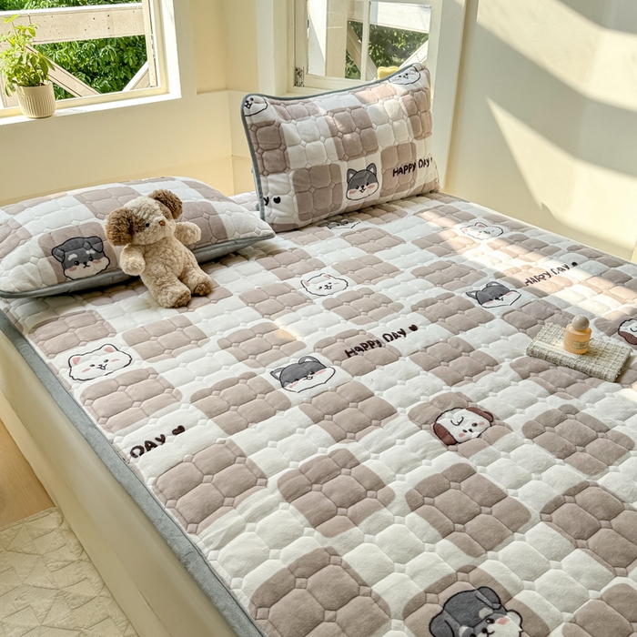 91家纺网 家纺一手货源 找家纺 2024新款牛奶绒床垫保暖床褥子夹棉加厚印花床护垫大床图 享受生活