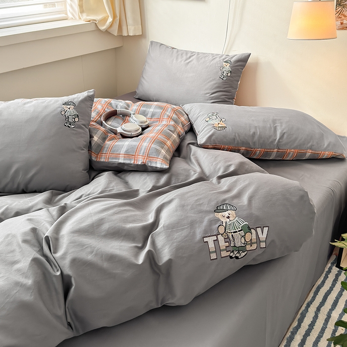 91家纺网 家纺一手货源 找家纺 优悦生活馆 2025新款全棉亲肤刺绣成人款四件套-小熊 小熊-深灰