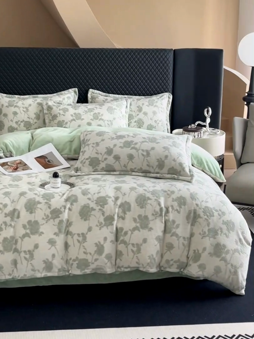 91家纺网 家纺一手货源 找家纺 金盛纺 2024新款高克重牛奶绒雕花四件套加厚牛奶绒法莱绒四件套（支持定制） 约定-绿