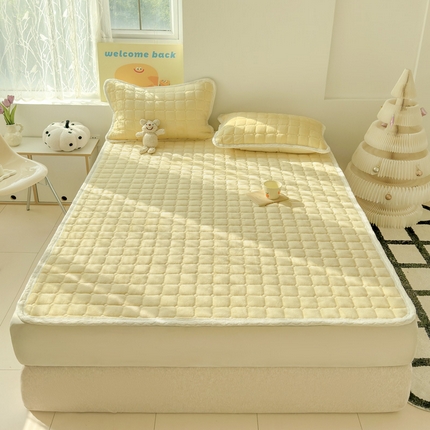 91家纺网 家纺一手货源 找家纺 安琪家纺 2025新款A类牛奶绒夹棉床褥垫 鹅黄色