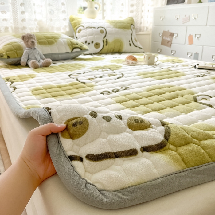 91家纺网 家纺一手货源 找家纺 2024新款牛奶绒床垫保暖床褥子夹棉加厚印花床护垫大床图 绿心熊