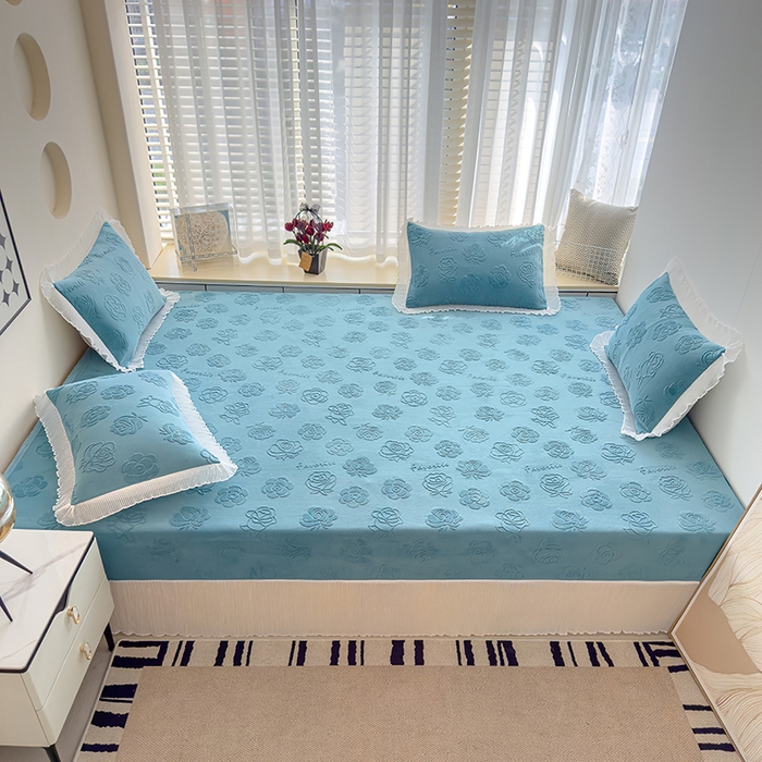 91家纺网 家纺一手货源 找家纺 冬然家纺 2024新款雕花绒榻榻米床盖玫瑰湖蓝